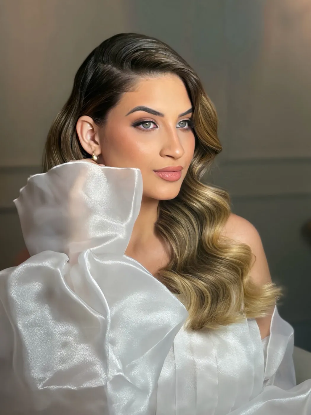 Retrato com mangas volumosas de organza branca