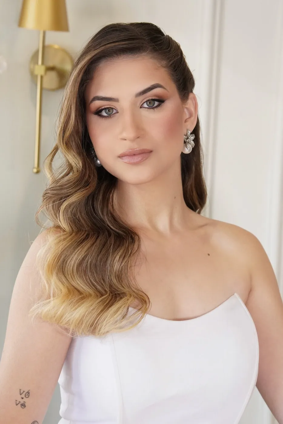 Close de frente com vestido branco